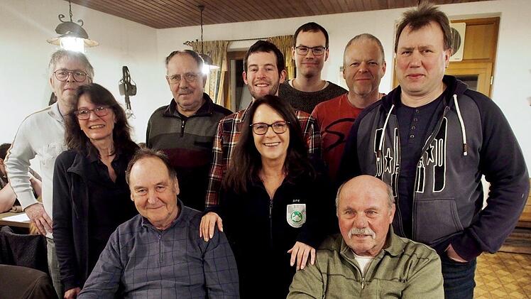 Zum Führungsteam des ASV gehören: Wolfgang Ulried, Herbert Sitzmann. Vorsitzende Ellen Manke-Tumpach, Kassiererin Sabine Eckert, Volmer Hanke,  Helmut Duba, Michael Sitzmann, Pascal Jobst, Christoph Heilmann und Torsten Ulsamer. Foto: Bianca Volkert