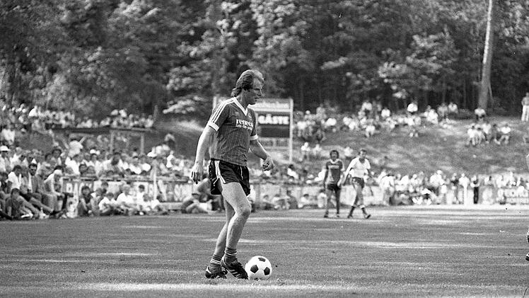 Mit 11:0 gewinnt der 1. FC Nürnberg (dunkle Hosen) das Freundschaftsspiel beim FC Reichenbach vor 5000 Fans. Foto: Hopf