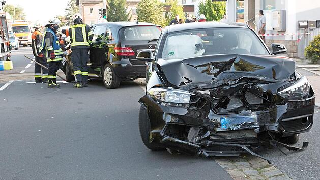 Die beiden total besch&auml;digten Pkw, vorne der BMW der Unfallverursacherin, im Hintergrund der Mercedes Foto: Heinrich Wei&szlig;