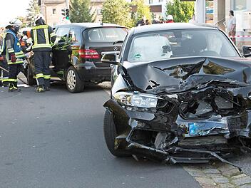 Die beiden total beschädigten Pkw, vorne der BMW der Unfallverursacherin, im Hintergrund der Mercedes Foto: Heinrich Weiß