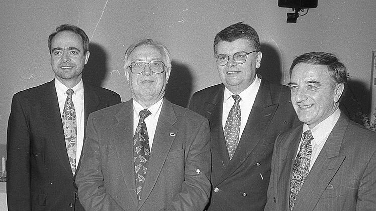Bei den Feierlichkeiten vor 25 Jahren wurde Otto Seit (2.v.l.) besonders geehrt. Ihm gratulierten Ortsverbandsvorsitzender Norbert Reiter, CSU-Generalsekretär Bernd Protzner und Landrat Herbert Neder. Foto: Archiv Paul Ziegler.