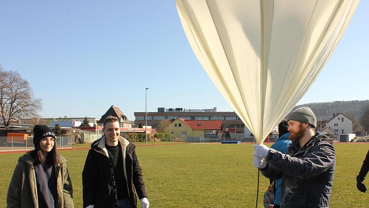 Der Countdown l&auml;uft: Selina Biyik und Niklas Hanft zusammen mit Studienrat Johannes Kr&ouml;nung kurz vor dem Start des Wetterballons. Foto: D. Lieb