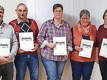 Monika Wiesner (Kreisverband Bad Kissingen, rechts) ehrte (weiter von links) Anna-Lena Schlereth, Heinz Kuhn, Rudolf Hergenr&ouml;der, Dagmar Wengel, Margit Seban und Birgit Wolf. Auf dem Bild fehlt Kerstin K&uuml;chler.