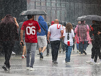 Fußballfans im Regen
