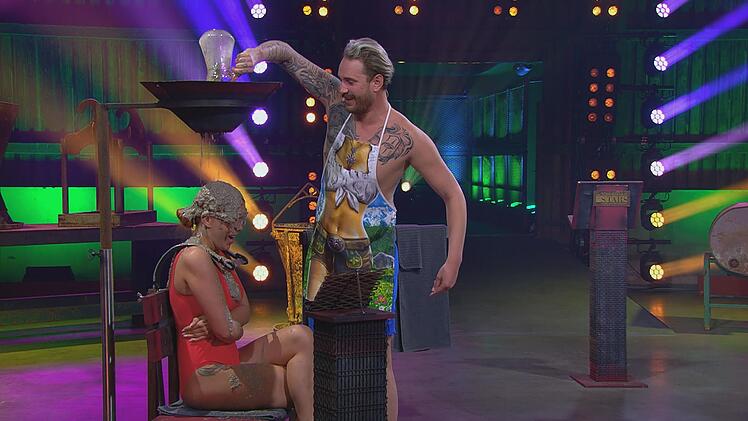 Ekel-Challenge: Wer nix weiß, muss seine Liebste leiden lassen (hier Tara und Dennis).
