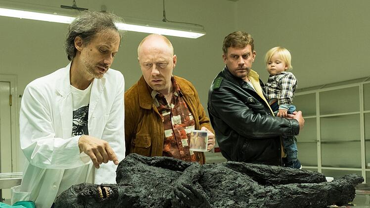 Fans der "Eberhofer-Krimis" kennen Michael Ostrowski (links, Bild aus "Leberk&auml;sjunkie") als Pathologe G&uuml;nther.