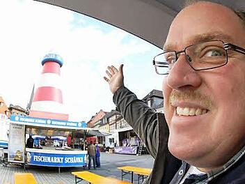 "Du musst die Leute gierig machen", sagt Organisator Thorsten Mey. Seine Mitarbeiter nennen ihn den "großen Dicken mit der grauen Jacke."