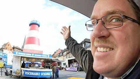 "Du musst die Leute gierig machen", sagt Organisator Thorsten Mey. Seine Mitarbeiter nennen ihn den "großen Dicken mit der grauen Jacke."