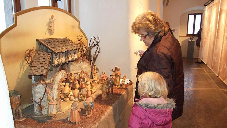 Die Krippenausstellung im Bruder-Franz-Haus fasziniert jung und alt.Viele verschiedene Darstellung sind zu sehen von der bevölkerten Rhöner Krippe mit Eis und Schnee bis hinzu Relief-Darstellungen.