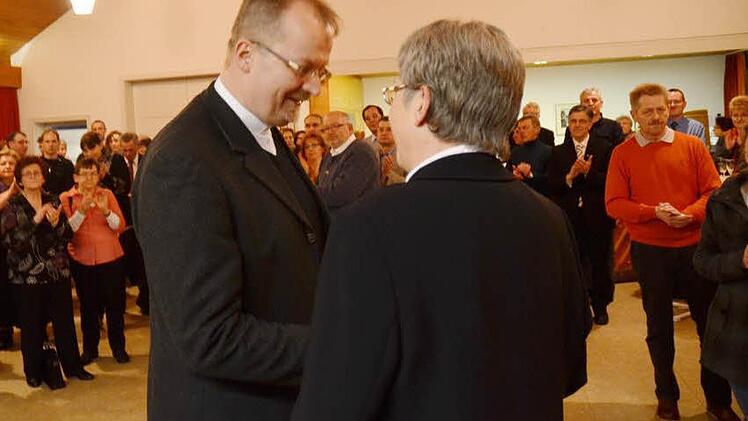 Unter Beifall der Gäste wünschten sich Gastgeberin Dekanin Dorothea Richter und der katholische Gast, Regionaldekan Thomas Teuchgräber weiterhin gute ökumenische Zusammenarbeit in der Stadt und im Landkreis Kronach.