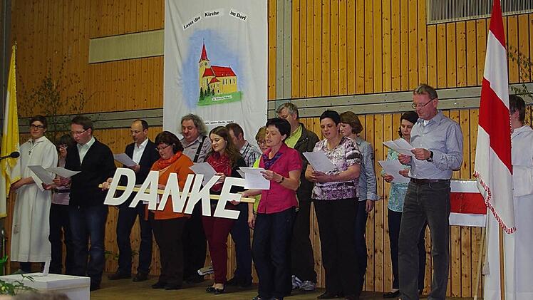 Der Pfarrgemeinderat und die Kirchenverwaltung Steinberg bedanken sich mit einem Lied bei allen tüchtigen Helfern der Pfarrei.  Foto: Heike Schülein
