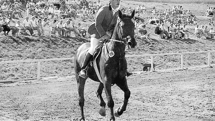 Reitturnier in Detter 1988: Im Bild Sieger Klaus M&uuml;ller auf Fritz.
