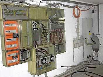 Alt und neu: die Elektroverteilung im Keller des einstigen Offiziers- und Feldwebelwohnheimes (links) wird nun auf eine moderne, viel kleinere Anlage (rechts) umgeklemmt. Fotos: Ralf Kestel
