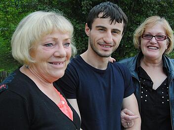 Brigitte Bauer (links) und Margit Pfisterer vom Freundeskreis für Flüchtlinge hoffen mit Vaalid Tokhosashvili auf eine baldige Zusammenführung der Familie. Foto: Wolfgang Dünnebier
