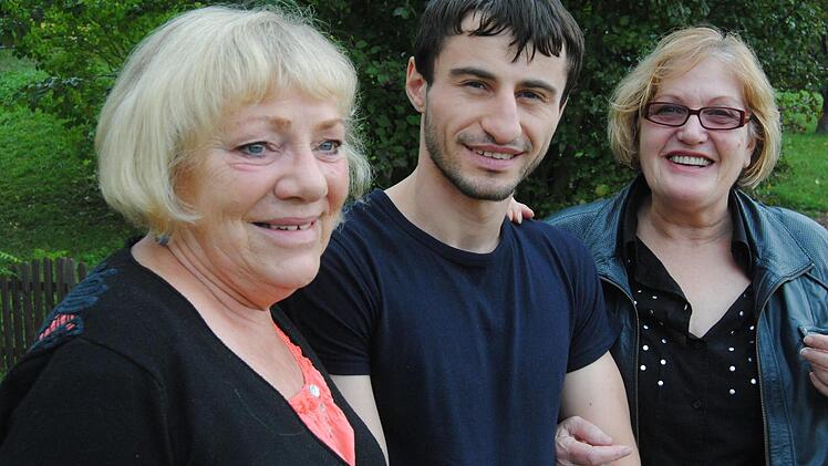 Brigitte Bauer (links) und Margit Pfisterer vom Freundeskreis für Flüchtlinge hoffen mit Vaalid Tokhosashvili auf eine baldige Zusammenführung der Familie. Foto: Wolfgang Dünnebier