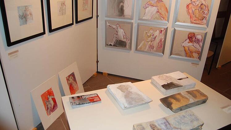 Künstlerin Romana Kochanowski präsentiert Malerei auf unterschiedlichen Untergrundmaterialien.