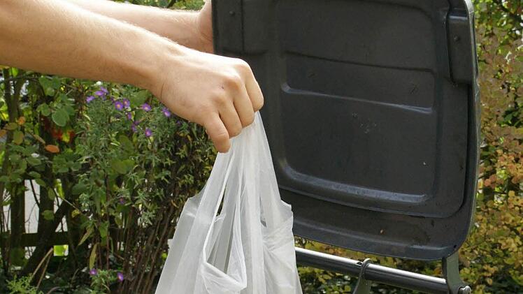 Ab in die Tonne: Künftig holt in Oberaurach der Landkreis den Müll ab. Nach intensiver Diskussion entschied sich die Mehrheit im Gemeinderat Oberaurach dazu, auch die Abfuhr des Restmülls an den Landkreis beziehungsweise seinen Abfallwirtschaftsbetrieb zurück zu übertragen.  Foto: Sabine Weinbeer