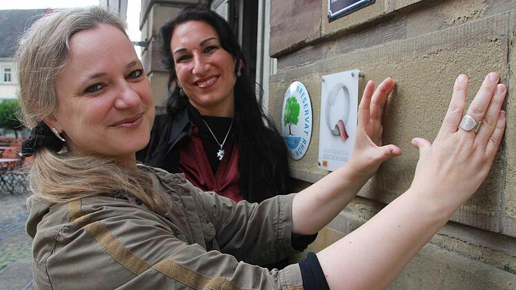 Genau hier könnten sich Susanne Wahler-Göbel und Christina Scheit das "Fairtrade-Town"-Siegel gut vorstellen - am Eingang zum Rathaus neben den anderen Auszeichnungen. Noch läuft die Bewerbung. Foto: Carmen Schmitt