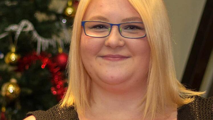 Lena Walter (19) : Für mich ist das gesamte Struwwel-Team wie eine Familie geworden. Ein Jahr lang habe ich in der Küche ein Praktikum gemacht und alle in der Zeit in mein Herz geschlossen. Ich gehe auf die Leute zu, aber oftmals kommen sie auch zu mir, wenn es kleinere Probleme oder Sorgen gibt. Da bin ich gerne Ansprechpartnerin und Zuhörerin. Wer größere Probleme hat, geht aber natürlich gleich zu Krissi Fritz, der Erzieherin im Struwwel. Ohne sie wäre der Struwwel nicht der Struwwel. Mit...