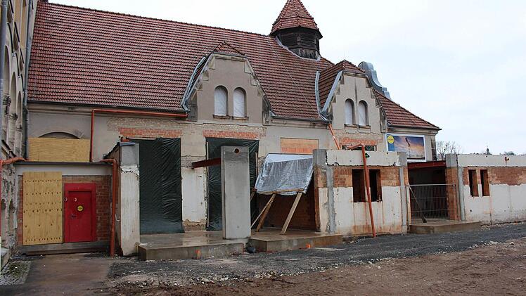 Der flache Anbau soll Rundbogenfenster erhalten. Foto: Ulrike Nauer