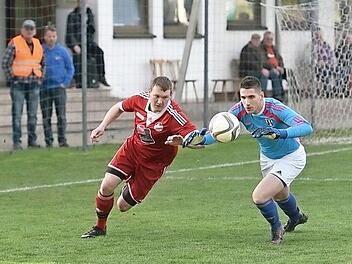 Niederfüllbachs Torwart Dominik Rädlein (rechts) im Duell mit Tim Knoch vom TSV Meeder, der das Kreisligaduell 1:0 gewann. Foto: Jens Gundermann