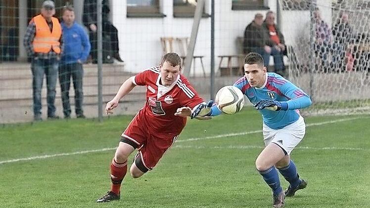 Niederfüllbachs Torwart Dominik Rädlein (rechts) im Duell mit Tim Knoch vom TSV Meeder, der das Kreisligaduell 1:0 gewann. Foto: Jens Gundermann