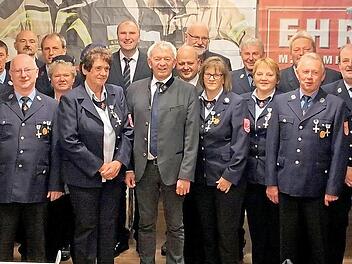 Die f&uuml;r 40 Jahre aktiven Dienst ausgezeichnete Feuerwehrleute mit (von links) Kreisbrandrat Bernhard Ziegmann, Kreisbrandmeister Gerald Uch, Kreisbrandinspektor Stefan D&uuml;thorn, Johann Trummer (Zeckendorf), Edmund Pfeufer, Josef Betz und Peter Grasser (alle drei Neudorf b. Sche&szlig;litz), Bruno Schmelzer (Zeckendorf), Christian Freudensprung (Wiesengiech-Starkenschwind), Brigitte Keilholz und Rosemarie Sch&uuml;tz (beide St&uuml;big), 3. B&uuml;rgermeister Otto N&uuml;&szlig;lein, Landrat Johann Kalb, Landtagsabgeordneter ...