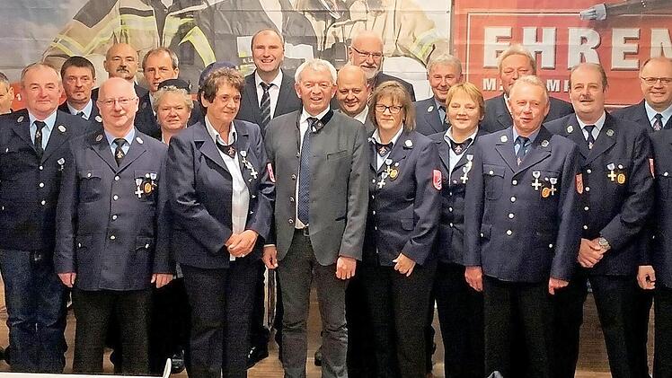 Die f&uuml;r 40 Jahre aktiven Dienst ausgezeichnete Feuerwehrleute mit (von links) Kreisbrandrat Bernhard Ziegmann, Kreisbrandmeister Gerald Uch, Kreisbrandinspektor Stefan D&uuml;thorn, Johann Trummer (Zeckendorf), Edmund Pfeufer, Josef Betz und Peter Grasser (alle drei Neudorf b. Sche&szlig;litz), Bruno Schmelzer (Zeckendorf), Christian Freudensprung (Wiesengiech-Starkenschwind), Brigitte Keilholz und Rosemarie Sch&uuml;tz (beide St&uuml;big), 3. B&uuml;rgermeister Otto N&uuml;&szlig;lein, Landrat Johann Kalb, Landtagsabgeordneter ...