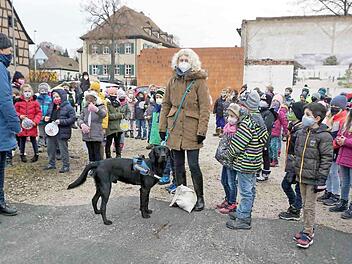 Kerstin Schneider hatte Schulhund Einstein mitgebracht. Foto: Richard Sänger