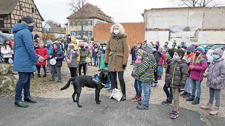 Kerstin Schneider hatte Schulhund Einstein mitgebracht. Foto: Richard Sänger