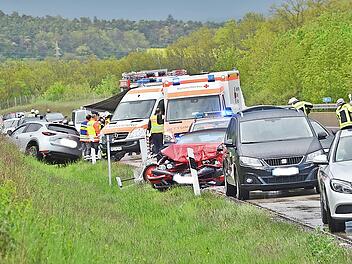 Starkregen mit Graupelschauer, nicht eingehaltene Abstände waren unter anderem der Grund für einen Unfall auf der A 71. An diesem waren zum einen sechs Fahrzeuge mit sieben Verletzten sowie bei einem zweiten Auffahrunfall noch einmal zwei Pkw beteiligt.