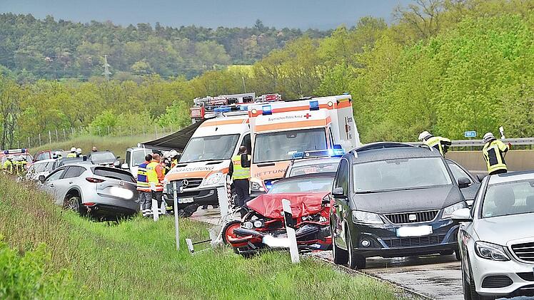 Starkregen mit Graupelschauer, nicht eingehaltene Abstände waren unter anderem der Grund für einen Unfall auf der A 71. An diesem waren zum einen sechs Fahrzeuge mit sieben Verletzten sowie bei einem zweiten Auffahrunfall noch einmal zwei Pkw beteiligt.
