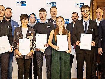 IHK-Präsident Michael Waasner (links) und IHK-Hauptgeschäftsführer Wolfram Brehm (2. von rechts) zeichneten die fünf „Bayernbesten“ aus dem Raum Bayreuth aus (mit Urkunden von links): Robin Hornschuh, Sarah Nachtmann, Eric Stürmer, Paula Radler un...