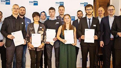 IHK-Präsident Michael Waasner (links) und IHK-Hauptgeschäftsführer Wolfram Brehm (2. von rechts) zeichneten die fünf „Bayernbesten“ aus dem Raum Bayreuth aus (mit Urkunden von links): Robin Hornschuh, Sarah Nachtmann, Eric Stürmer, Paula Radler un...