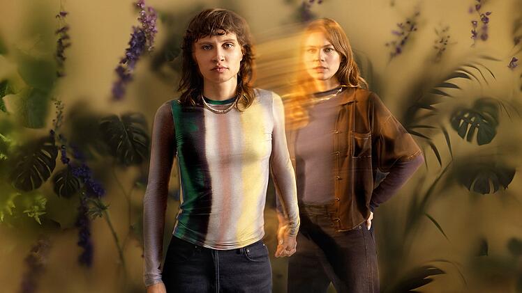 Emilia (Luna Jordan, links) w&uuml;rde in der Serie "Wake up" alles daf&uuml;r tun, um ihre &auml;ltere Schwester Clara (Alicia von Rittberg) aus dem Koma zur&uuml;ck ins Leben zu holen.