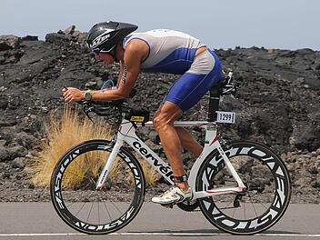 Silvester Kohlmann musste beim Ironman-Triathlon auf Hawaii auch beim Radfahren bis an die Grenzen gehen. Fotos: privat