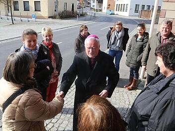 Bischof Dr. Friedhelm Hofmann begrüßte zu Beginn der Rundfahrt in Burkardroth alle Teilnehmer persönlich. Foto: Markus Hauck/ pow