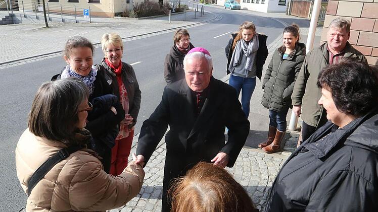Bischof Dr. Friedhelm Hofmann begrüßte zu Beginn der Rundfahrt in Burkardroth alle Teilnehmer persönlich. Foto: Markus Hauck/ pow
