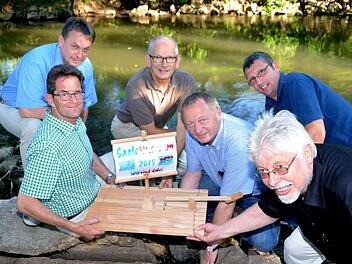 Der derzeit sehr niedrige Wasserstand der Saale machte schon einige Verrenkungen nötig, damit das Saale-Musicum-Floß "standesgemäß am Nickersfelder Saalestrand" übergeben werden konnte. Auf unserem Foto (hintere Reihe, von links) Kuno Holzheimer, Richard Gneier, Norbert Borst. Vordere Reihe: Peter Suckfüll, Thomas Borst und Wolfgang Back. Foto: Peter Rauch