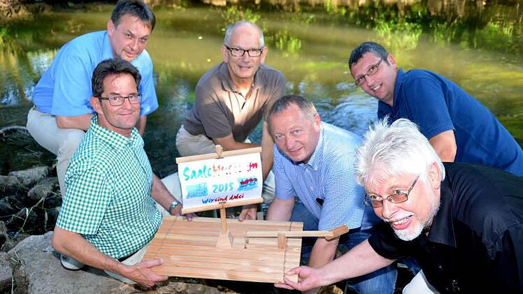 Der derzeit sehr niedrige Wasserstand der Saale machte schon einige Verrenkungen nötig, damit das Saale-Musicum-Floß "standesgemäß am Nickersfelder Saalestrand" übergeben werden konnte. Auf unserem Foto (hintere Reihe, von links) Kuno Holzheimer, Richard Gneier, Norbert Borst. Vordere Reihe: Peter Suckfüll, Thomas Borst und Wolfgang Back. Foto: Peter Rauch