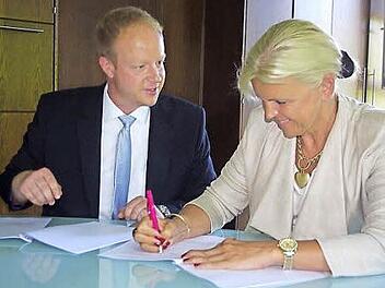 Andreas Rudloff, kommunaler Ansprechpartner Infrastrukturvertrieb der Telekom Deutschland, sowie Bürgermeisterin Susanne Grebner bei der Vertragsunterzeichnung.  Foto: Heike Schülein