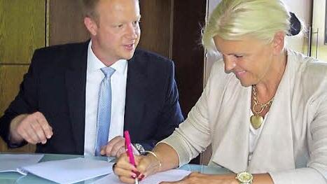 Andreas Rudloff, kommunaler Ansprechpartner Infrastrukturvertrieb der Telekom Deutschland, sowie Bürgermeisterin Susanne Grebner bei der Vertragsunterzeichnung.  Foto: Heike Schülein