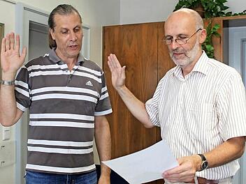 Hand hoch zur Formsache: Frank Ziegler, Stefan Völker (rechts) und die bayerische Verfassung Foto: Markus Häggberg