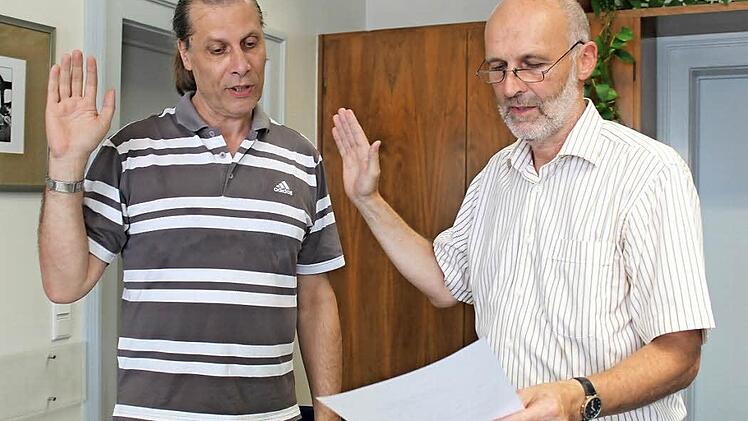 Hand hoch zur Formsache: Frank Ziegler, Stefan Völker (rechts) und die bayerische Verfassung Foto: Markus Häggberg