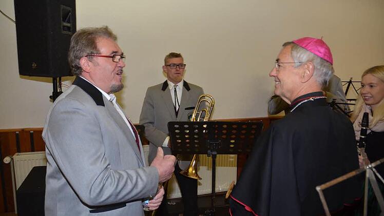 Hier ist Erzbischof Ludwig Schick im Gespräch mit Musikern - links der Vorsitzende Ewald Fehn. Foto: Karl-Heinz Hofmann