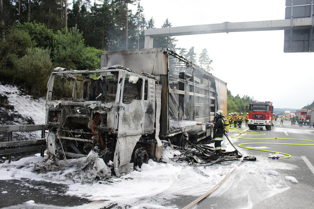 A9 bei Pegnitz: Sattelzug geht in Flammen auf