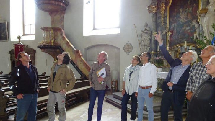 Die Blicke gehen nach oben, wo verschiedene schadhafte Stellen zu erkennen sind. (von links) Richard Schleier. George Hille, Thomas Karsten, Monika Mauer, Mathias Heuring, Dieter Federlein, Burkard Ziegler und Pfarrer Benno von Bundschuh. Foto: Anton Then