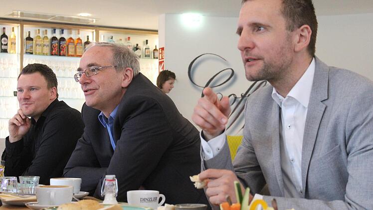 Wie man sieht, ist ein Frühstück gesprächsfördernd. Von links nach rechts essend oder zuhörend: Cafebetreiber Moritz Glätzer, IHK-Ansprechpartner Peter Belina und Bürgermeister Andreas Hügerich.