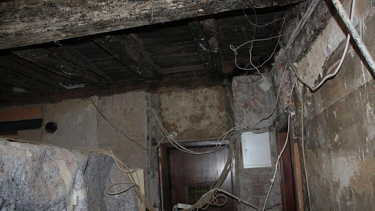 Die Wand hinter der Theke (rechts) durfte nicht nach hinten versetzt werden, um den Gastraum zu vergr&ouml;&szlig;ern.Kerstin V&auml;th