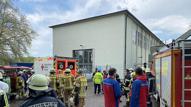 An der Mainschleuse bei Limbach (Landkreis Ha&szlig;berge) ist es am Mittwoch, 19.05.2021, zu einem schweren Arbeitsunfall gekommen. Ein Mann st&uuml;rzte von einem Ger&uuml;st in die Tiefe und prallte auf den Betonboden.